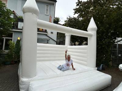 Hüpfburg Hochzeitshuepfburg (weiss) mieten Offenburg – Schwarzwald Hüpfburgen